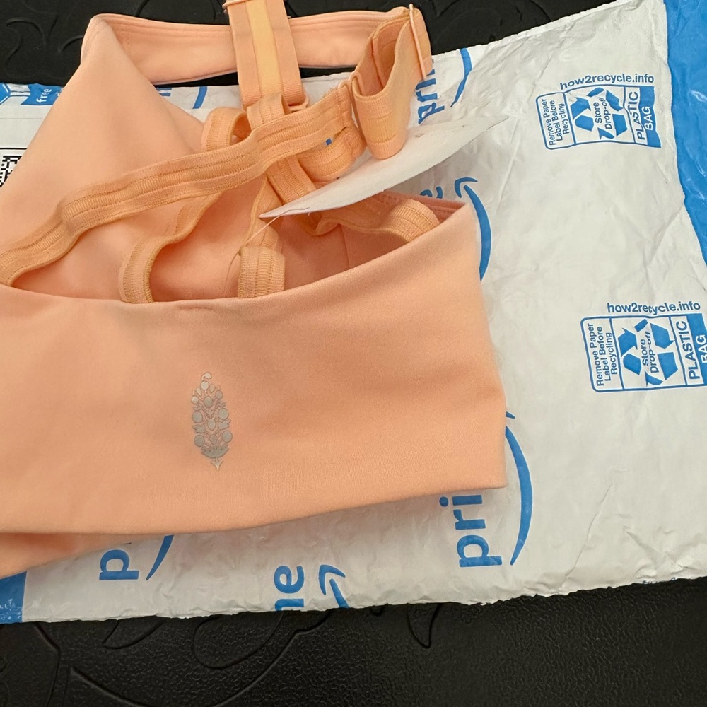 Free People Peach 🍑 Sports Bra with Supportive Seaming Size XS - Picture 7 of 9